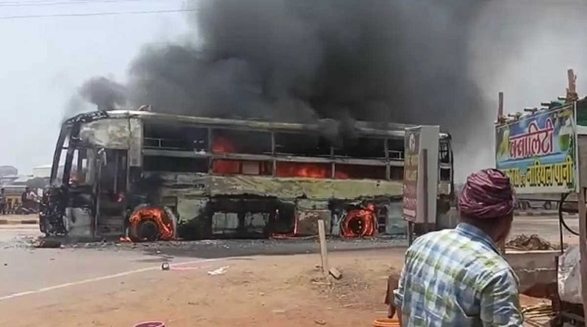 रायपुर में यात्रियों से भरी एसी बस में आग लगने से जलकर हुई खाक